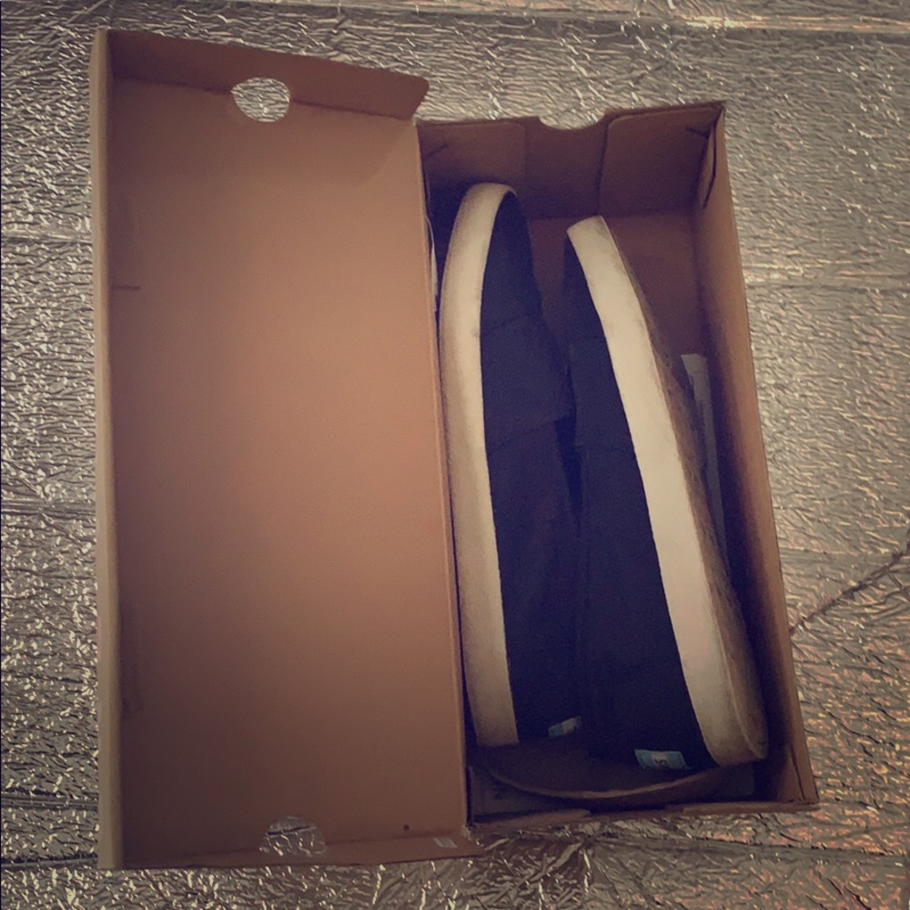 TOMS women’s sz 9 Black Avalon Sneaker